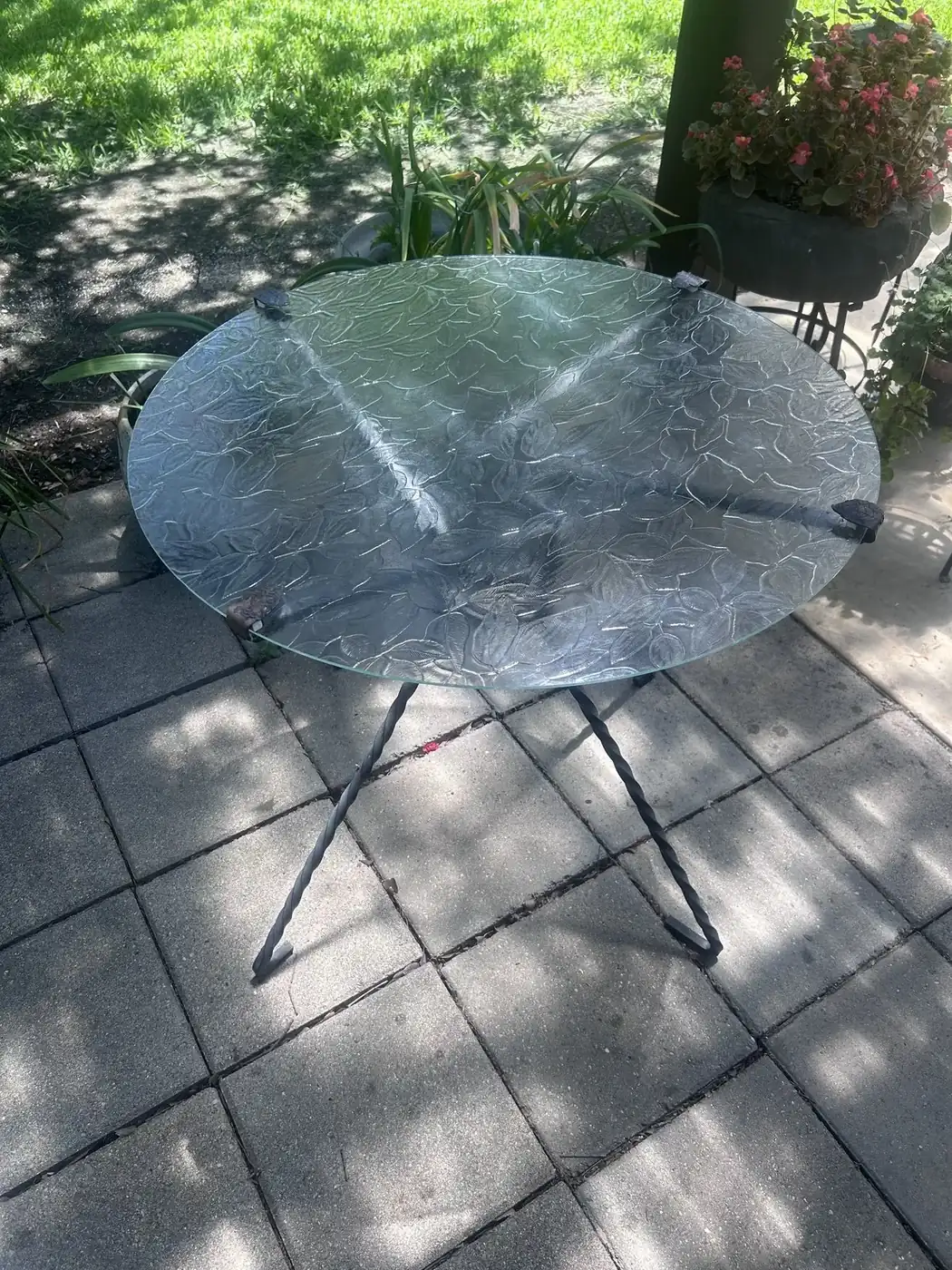 Leaf-textured round glass table top